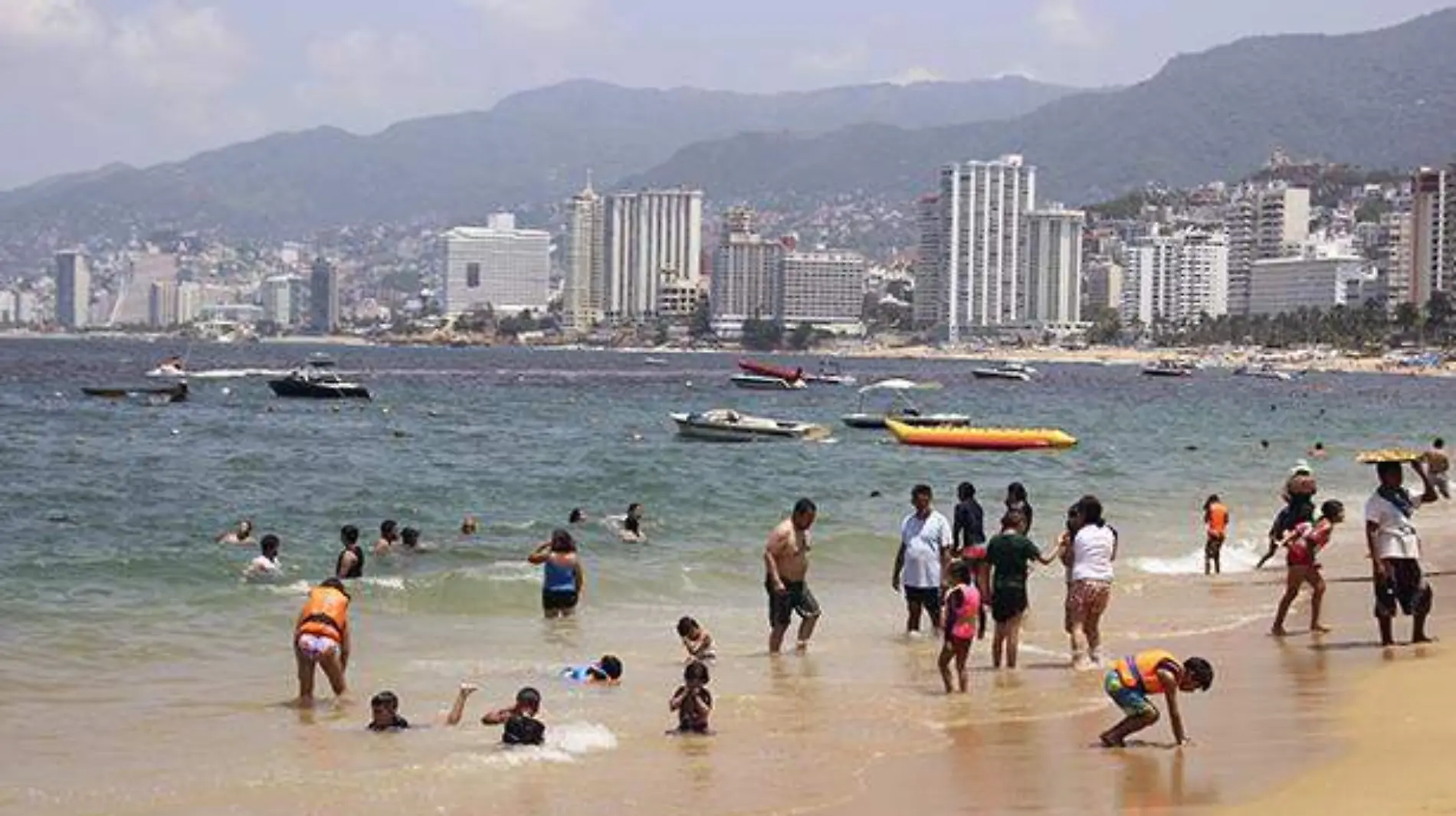 Acapulco afluencia de turismo en las playas